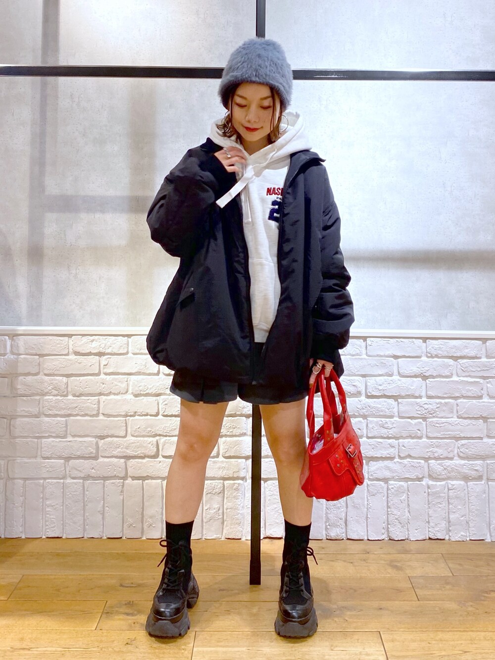 ブラック系のMA-1、グレー系のその他パンツ、ブラック系のブーツを着用したレディースの秋コーディネートの8枚目の写真