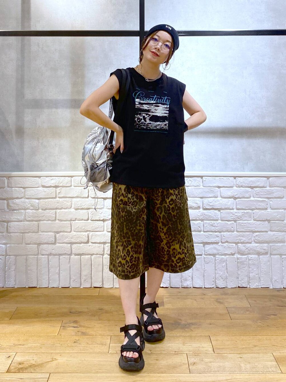 ブラック系のサンダル、シルバー系のバックパック/リュック、その他のその他パンツを着用したレディースの夏コーディネートの4枚目の写真