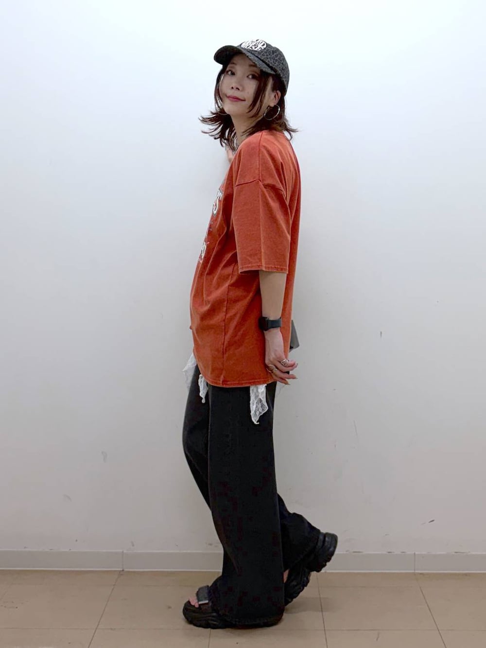 ブラック系のデニムパンツ、グレー系のショルダーバッグ、グレー系のサンダルを着用したレディースの春コーディネートの7枚目の写真