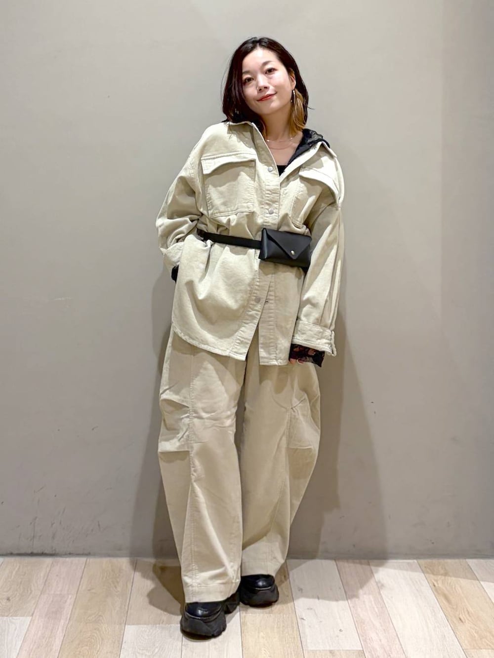 ベージュ系のその他パンツ、ブラック系のシャツ/ブラウス、ブラック系のスニーカーを着用したレディースの秋コーディネートの9枚目の写真