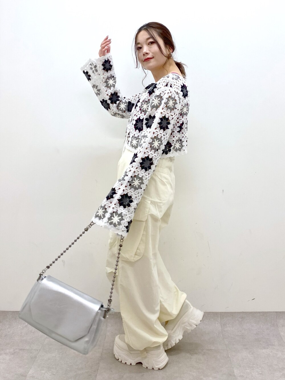 ホワイト系のカーディガン/ボレロ、ピンク系のタンクトップ、ホワイト系のカーゴパンツを着用したレディースの春コーディネートの5枚目の写真