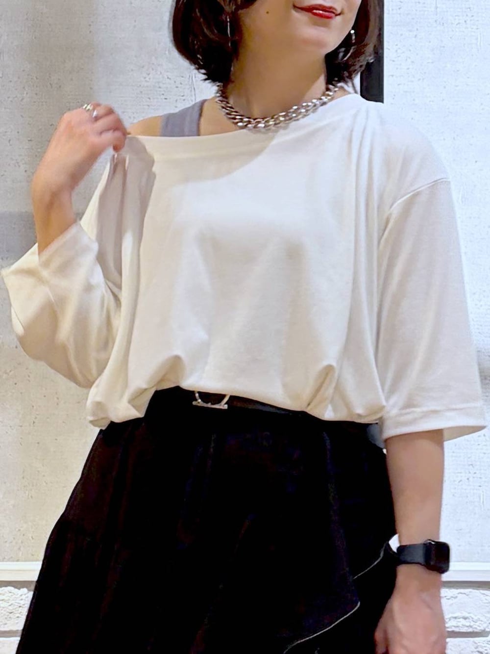 ブラック系のスカート、ブルー系のタンクトップ、ブラック系のサンダルを着用したレディースの春コーディネートの2枚目の写真