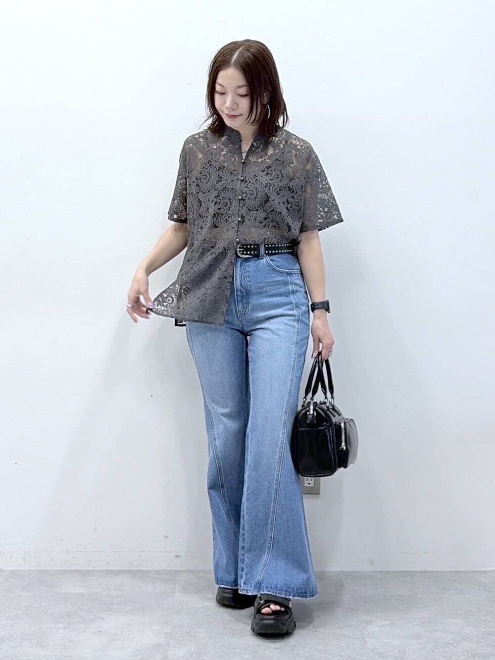 グレー系のシャツ/ブラウス、ブラック系のショルダーバッグ、ブラック系のベルトを着用したレディースの春コーディネートの4枚目の写真