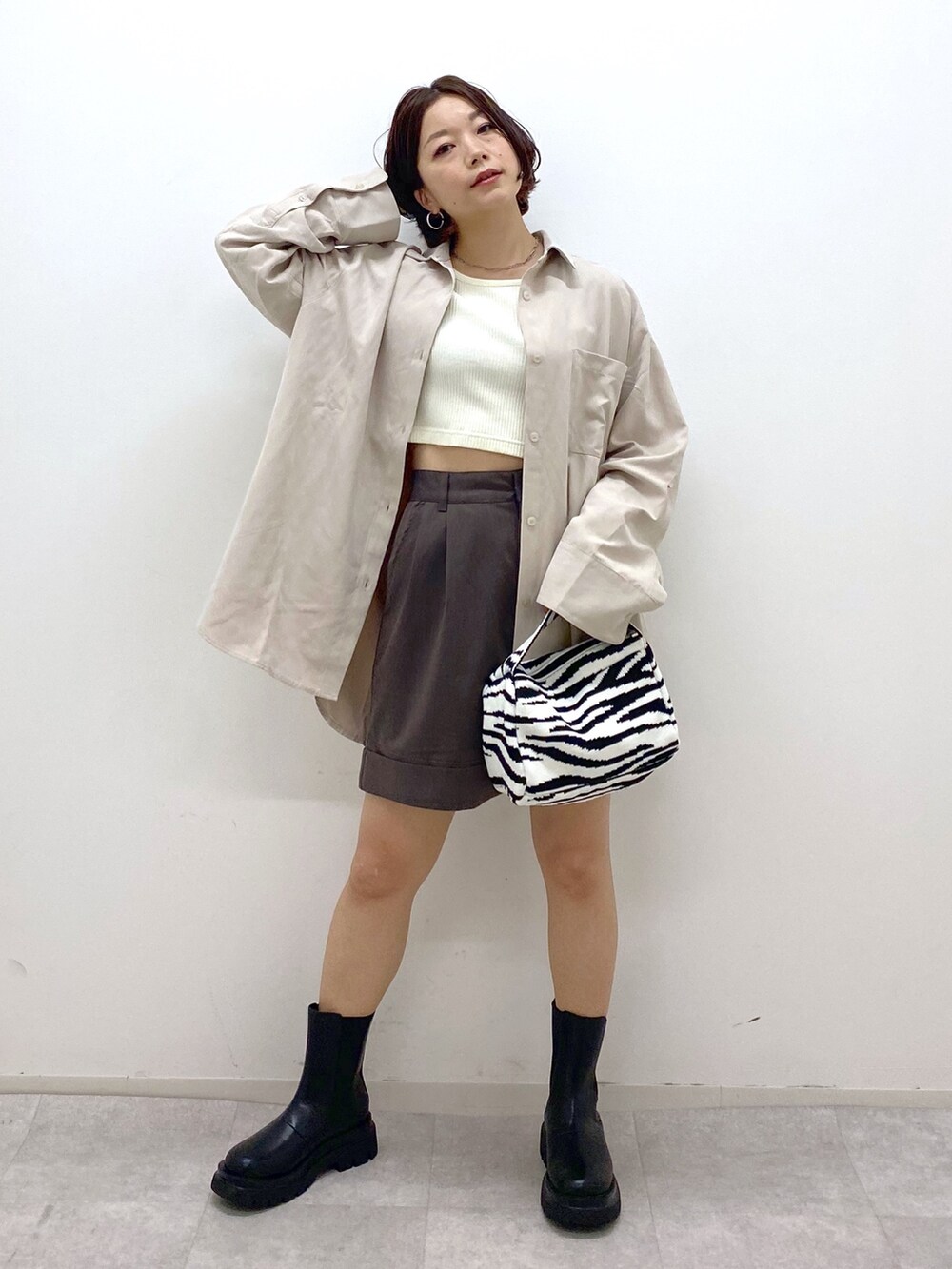 ホワイト系のTシャツ/カットソー、ホワイト系のシャツ/ブラウス、ブラウン系のパンツを着用したレディースの秋コーディネートの2枚目の写真