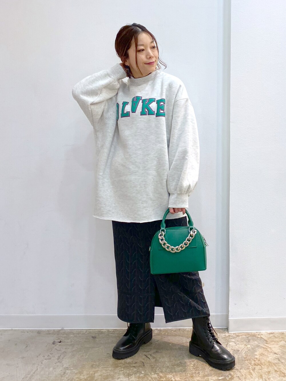 ブラック系のブーツ、ブラック系のニット/セーター、ブラック系のスカートを着用したレディースの冬コーディネートの3枚目の写真