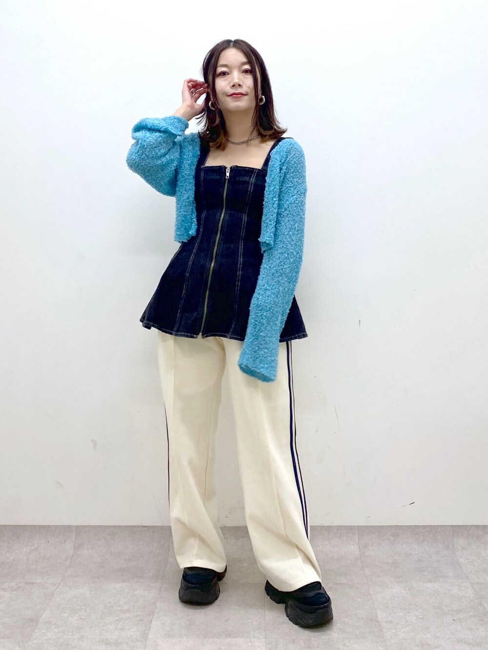 ホワイト系のその他パンツ、ブラック系のスニーカー、ブルー系のカーディガン/ボレロを着用したレディースの春コーディネートの9枚目の写真