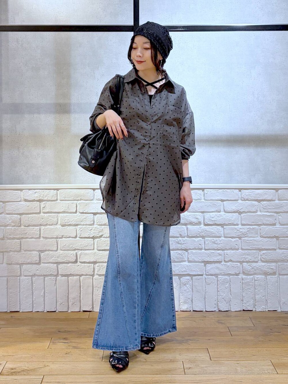 ブルー系のデニムパンツ、ブラック系のサンダル、その他のシャツ/ブラウスを着用したレディースの夏コーディネートの8枚目の写真