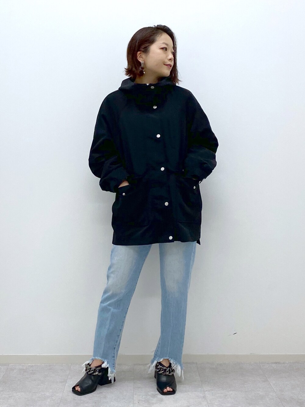 ブラック系のマウンテンパーカー、その他のTシャツ/カットソー、ブラック系のパンプスを着用したレディースの冬コーディネートの4枚目の写真