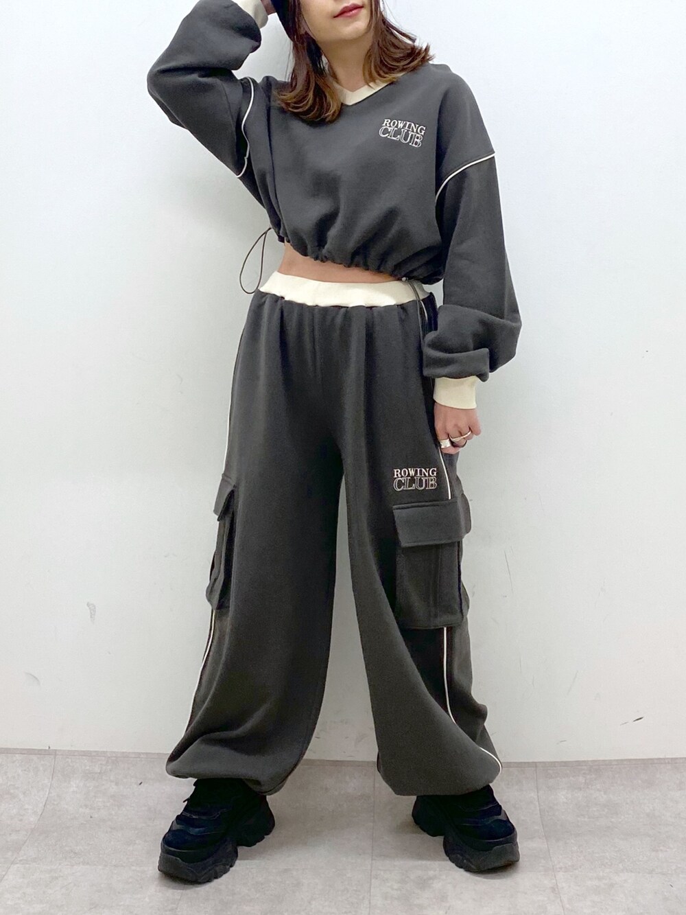 グレー系のスウェット、グレー系のスウェットパンツ、ブラック系のスニーカーを着用したレディースの冬コーディネートの8枚目の写真