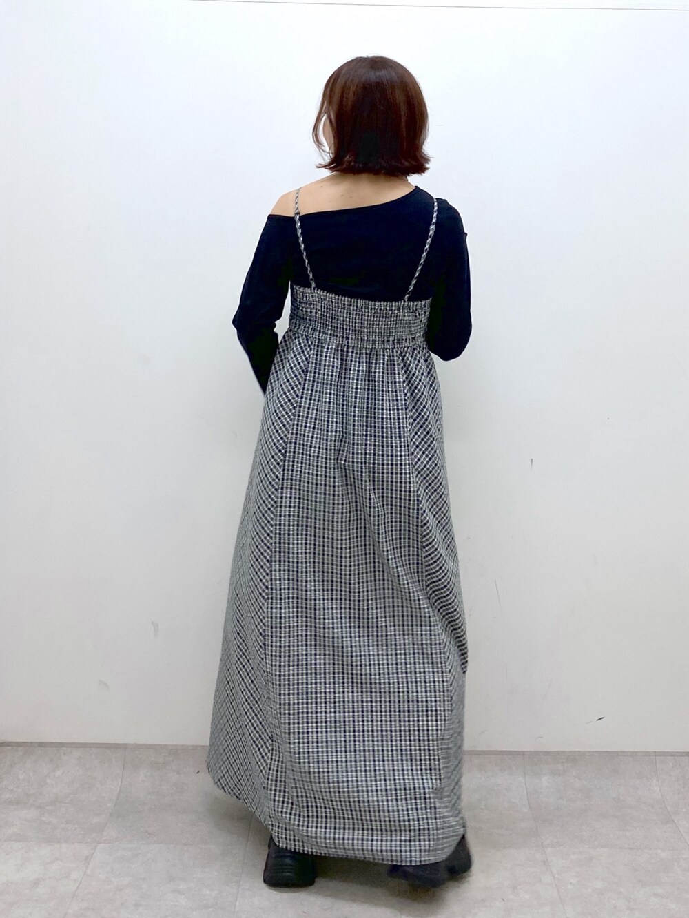 「秋服準備はじめました、お出かけコーデ、厚底シューズ、キレイめカジュアル、キャミワンピ、デートコーデ、休日スタイル、スニーカー、低身長、オトナカジュアル、秋コーデ、チェック、チェックワンピース、オフショル、モノトーン」｜「PAGEBOYのアソートチェックキャミワンピース（ワンピース、ホワイト系）」を使った、Chisaさん（レディース・154cm）の秋コーディネートの7枚目の写真