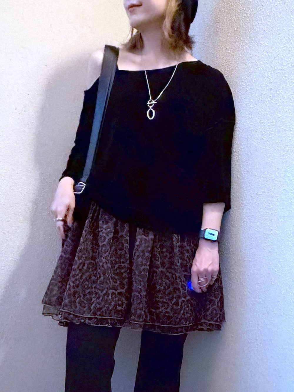 ブラック系のショルダーバッグ、ブラック系のその他パンツ、ブラック系のTシャツ/カットソーを着用したレディースの夏コーディネートの2枚目の写真
