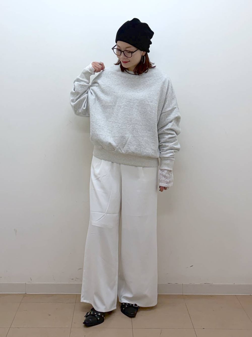 グレー系のスウェット、ホワイト系のスラックス、ホワイト系のTシャツ/カットソーを着用したレディースの冬コーディネートの9枚目の写真