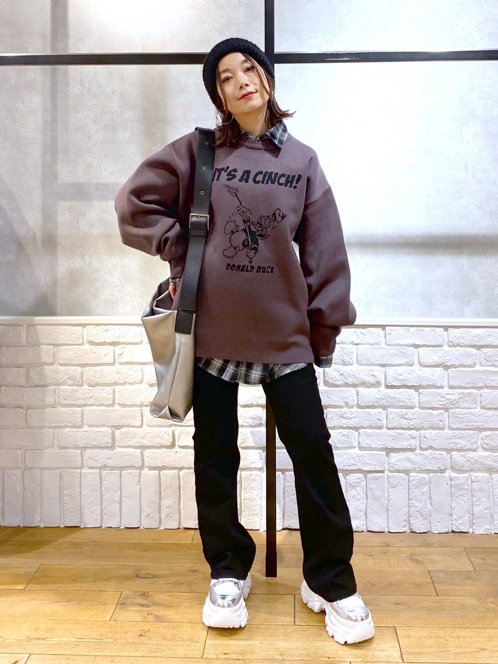 ブラック系のシャツ/ブラウス、シルバー系のトートバッグ、ブラック系のデニムパンツを着用したレディースの冬コーディネートの9枚目の写真