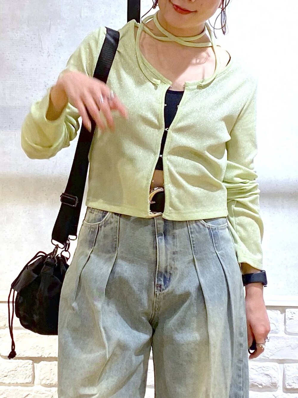 ブルー系のデニムパンツ、ブラック系のサンダル、ブラック系のキャミソールを着用したレディースの春コーディネートの2枚目の写真