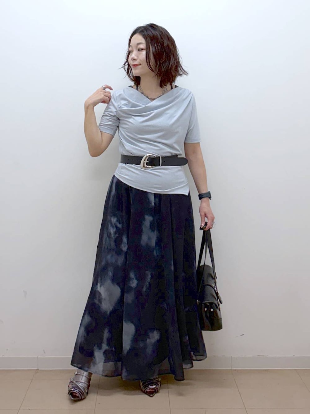 ブラック系のスカート、その他のサンダル、ブルー系のTシャツ/カットソーを着用したレディースの夏コーディネートの4枚目の写真