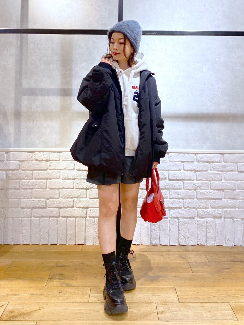 ブラック系のMA-1、グレー系のその他パンツ、ブラック系のブーツを着用したレディースの秋コーディネートの4枚目の写真