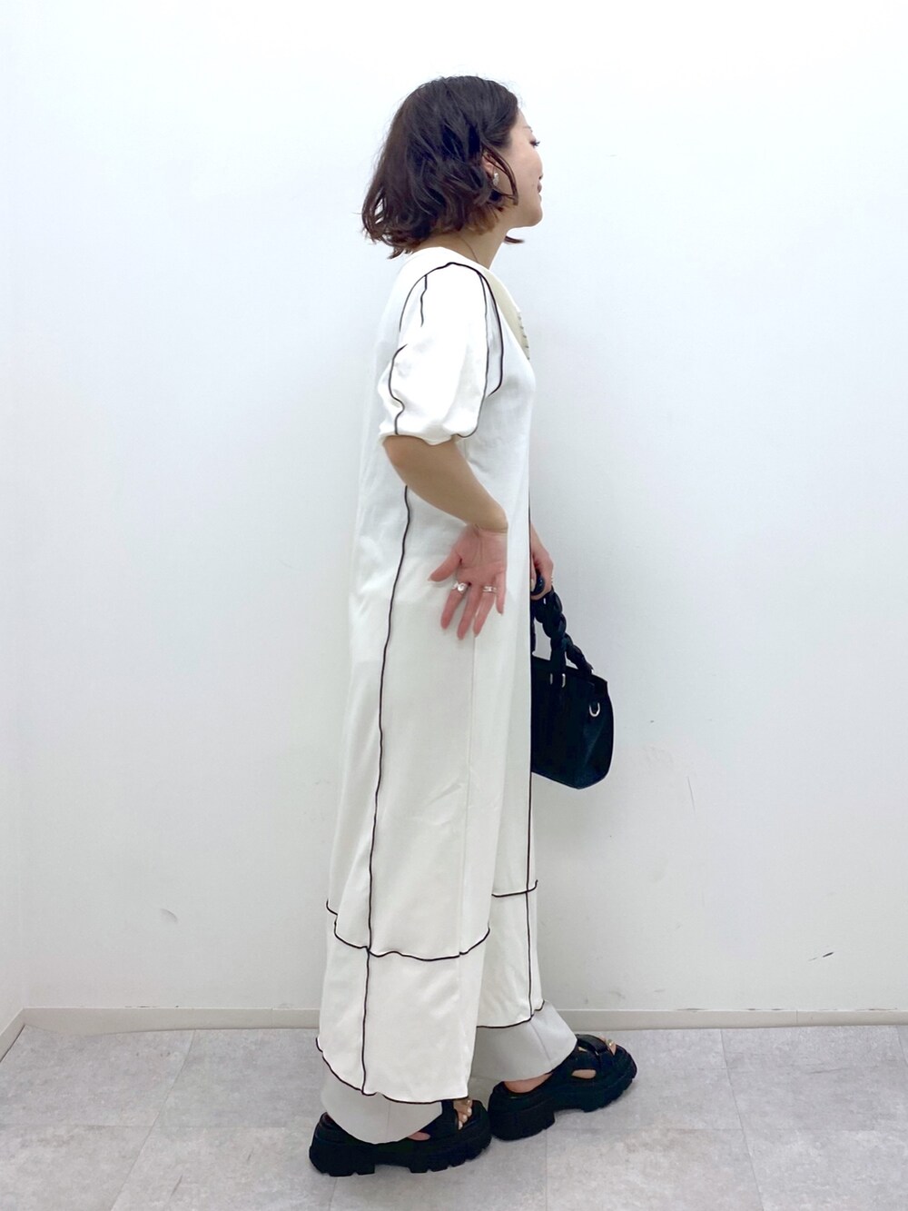 ホワイト系のワンピース/ドレス、ベージュ系のスラックス、ブルー系のタンクトップを着用したレディースの夏コーディネートの3枚目の写真