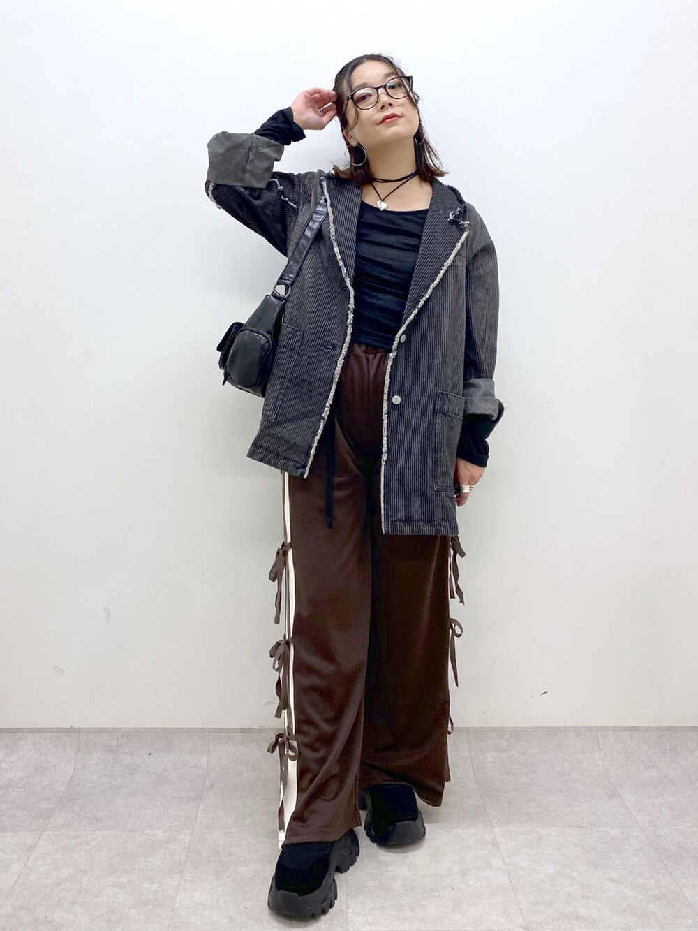 ブラウン系のその他パンツ、ブラック系のTシャツ/カットソー、ブラック系のショルダーバッグを着用したレディースの夏コーディネートの9枚目の写真