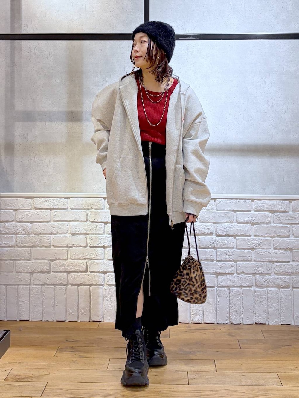 ブラック系のブーツ、ブラウン系のブルゾン、レッド系のニット/セーターを着用したレディースの冬コーディネートの4枚目の写真