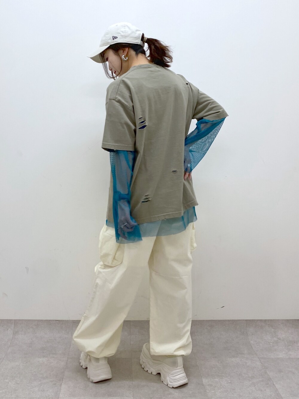 グリーン系のTシャツ/カットソー、ブルー系のTシャツ/カットソー、ホワイト系のカーゴパンツを着用したレディースの春コーディネートの5枚目の写真