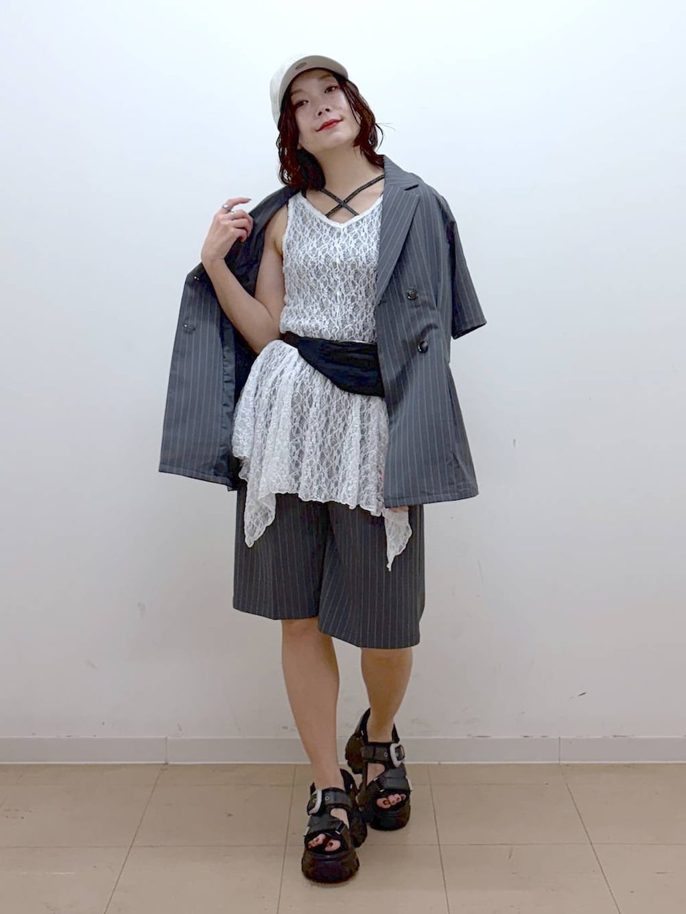 ブラック系のサンダル、グレー系のタンクトップ、ホワイト系のTシャツ/カットソーを着用したレディースの夏コーディネートの4枚目の写真