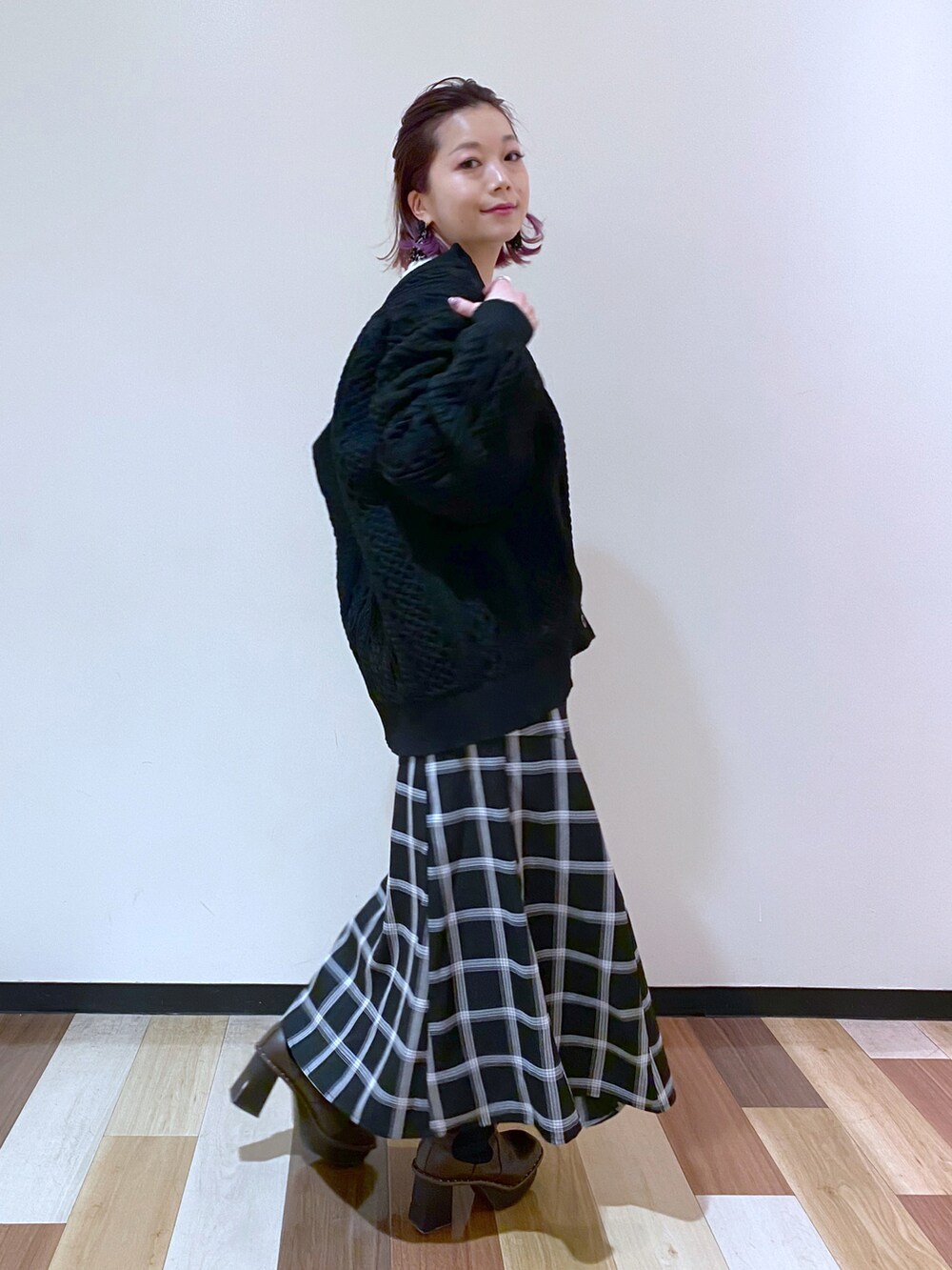 ブラウン系のブーツ、ブラック系のスカート、ブラック系のニット/セーターを着用したレディースの冬コーディネートの3枚目の写真