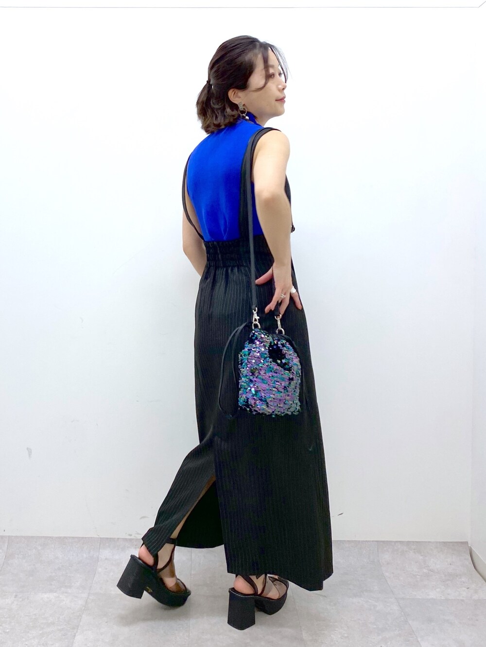 ブルー系のTシャツ/カットソー、その他のワンピース、ブラック系のショルダーバッグを着用したレディースの夏コーディネートの6枚目の写真