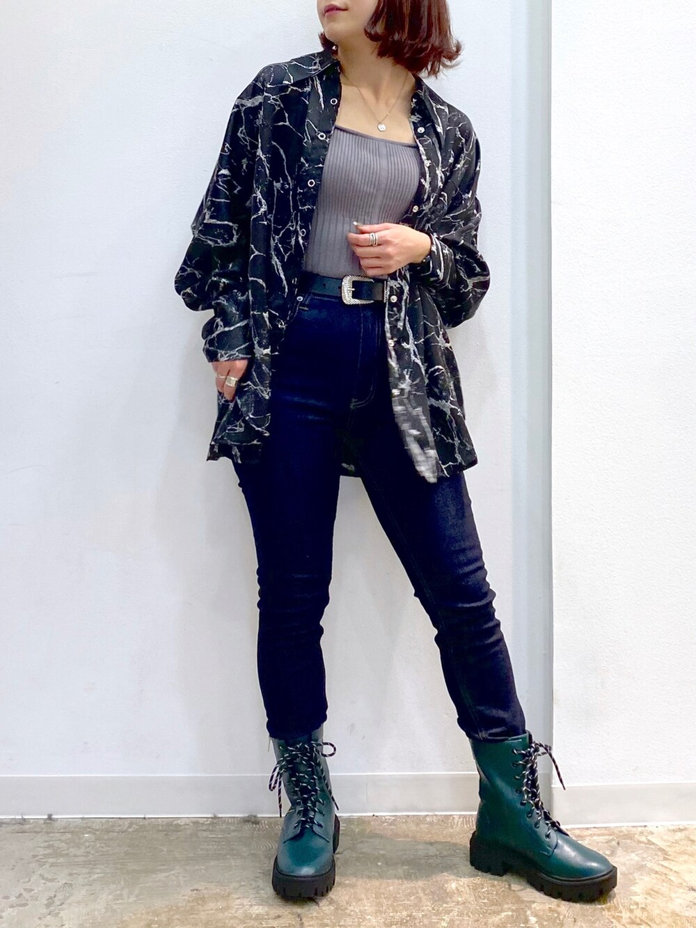 ブラック系のシャツ/ブラウス、グレー系のニット/セーター、グリーン系のブーツを着用したレディースの秋コーディネートの4枚目の写真