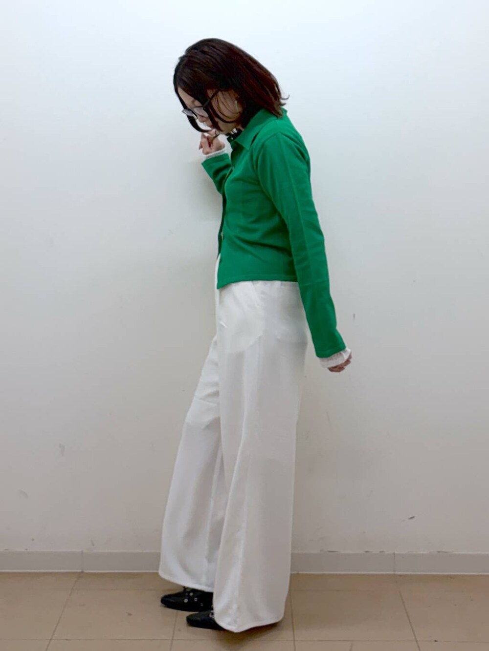 ホワイト系のTシャツ/カットソーを着用したレディースの冬コーディネートの7枚目の写真