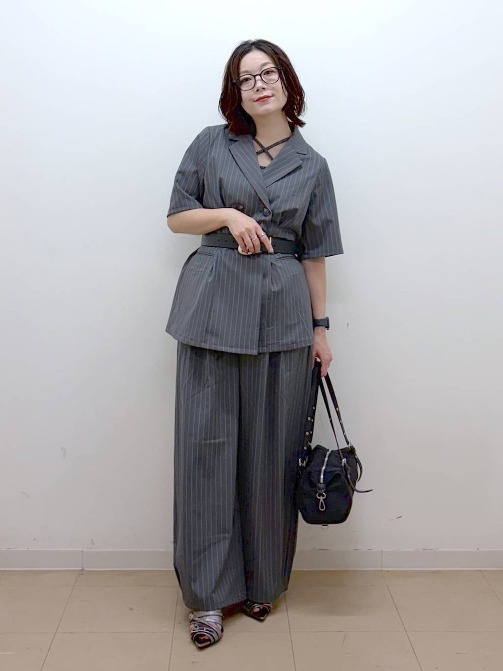 その他のサンダル、ブラック系のトートバッグ、グレー系のタンクトップを着用したレディースの夏コーディネートの9枚目の写真