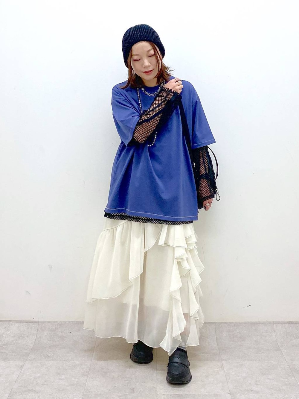 「低身長、きれいめ、若見え、春コーデ、夏コーデ、モード、PAGEBOY、どっと変わっちゃえ、骨格ウェーブ_PAGEBOY、大人カジュアル、レイヤードスタイル、Tシャツ、スカート、ロングスカート、ニット帽」｜「PAGEBOYのラメペーパービーニー（ニットキャップ/ビーニー、ブラック系）」を使った、Chisaさん（レディース・154cm）の春コーディネートの8枚目の写真