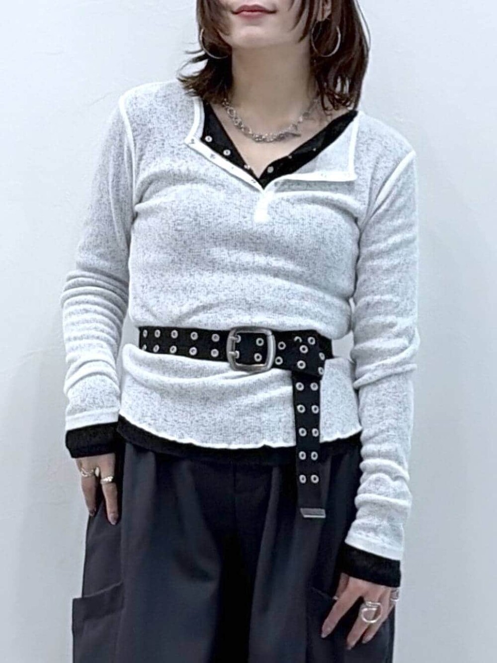 ブラック系のスニーカー、ブラック系のTシャツ/カットソー、ホワイト系のTシャツ/カットソーを着用したレディースの春コーディネートの2枚目の写真