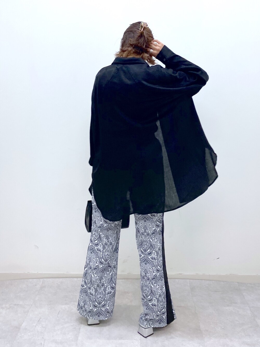 ブラック系のトップス、ホワイト系のその他パンツ、シルバー系のサンダルを着用したレディースの夏コーディネートの3枚目の写真