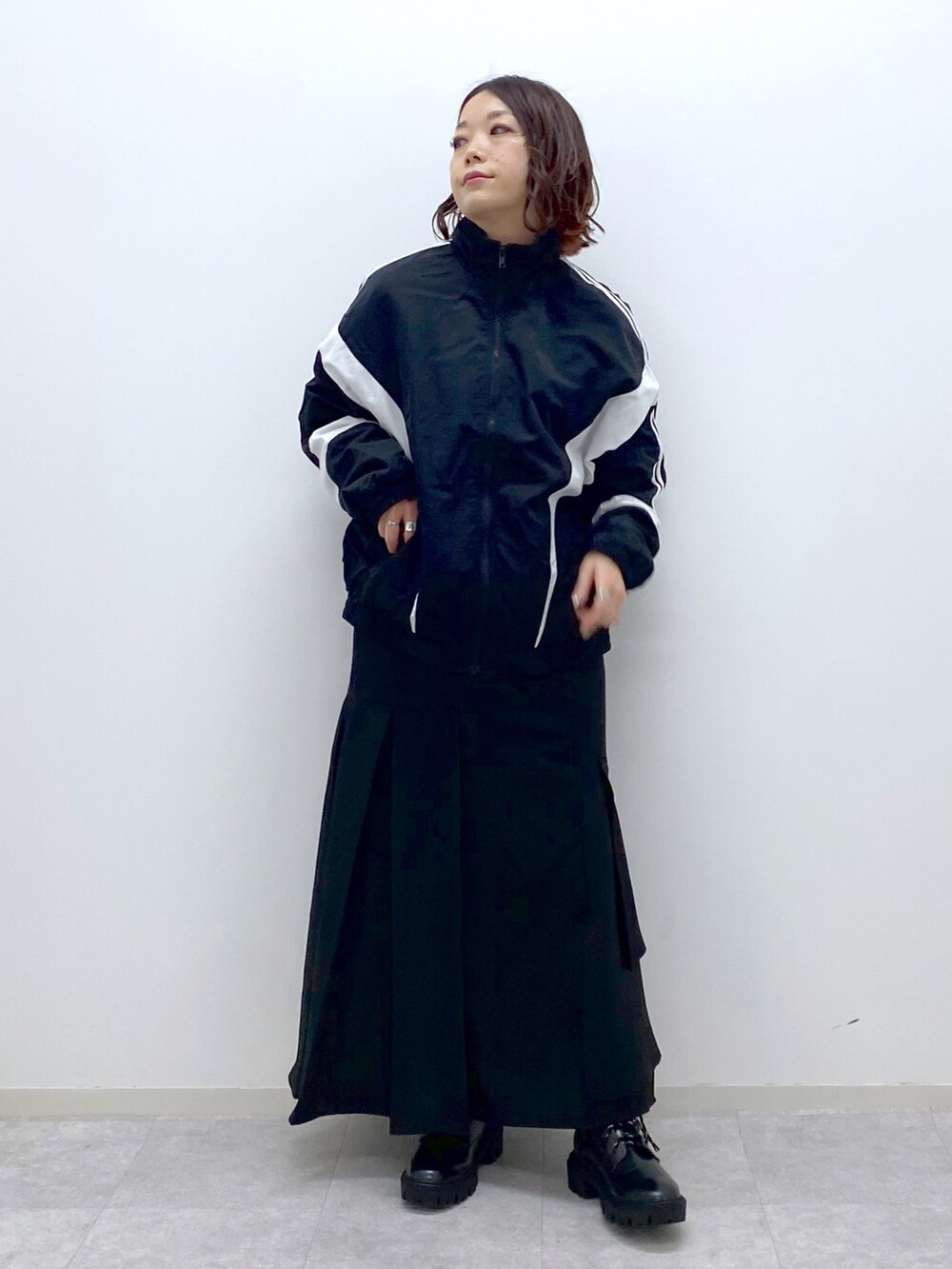 「春服みてみて、春カラー、低身長、モノトーン、マーメイドスカート、オトナカジュアル、スボーツミックス、ナイロンジャケット、モードカジュアル、春アウター」｜「PAGEBOYのアシメティアードスカート（スカート、ブラック系）」を使った、Chisaさん（レディース・154cm）の春コーディネートの3枚目の写真