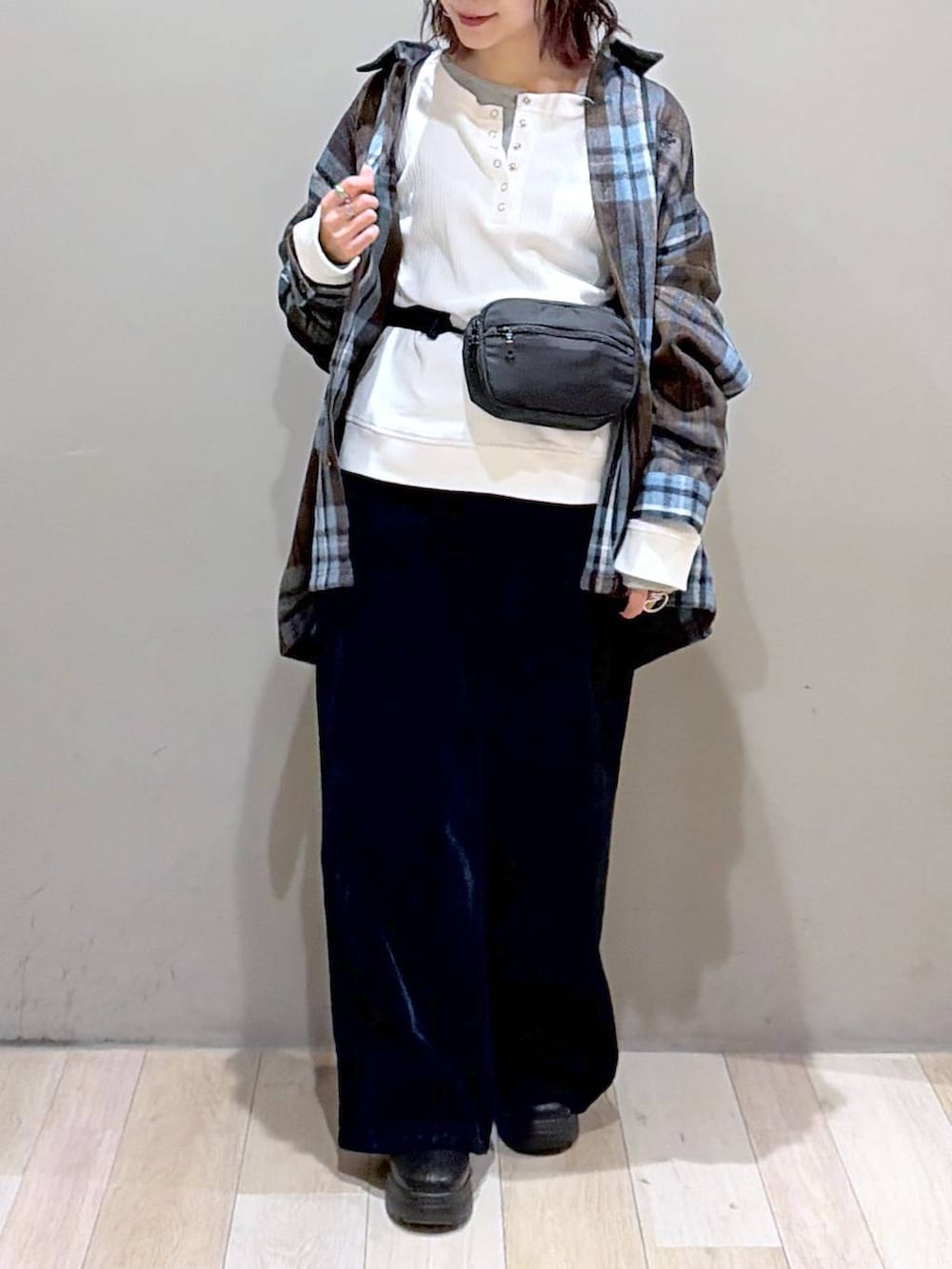 ブルー系のその他パンツ、ブラック系のブーツ、ホワイト系のTシャツ/カットソーを着用したレディースの秋コーディネートの3枚目の写真