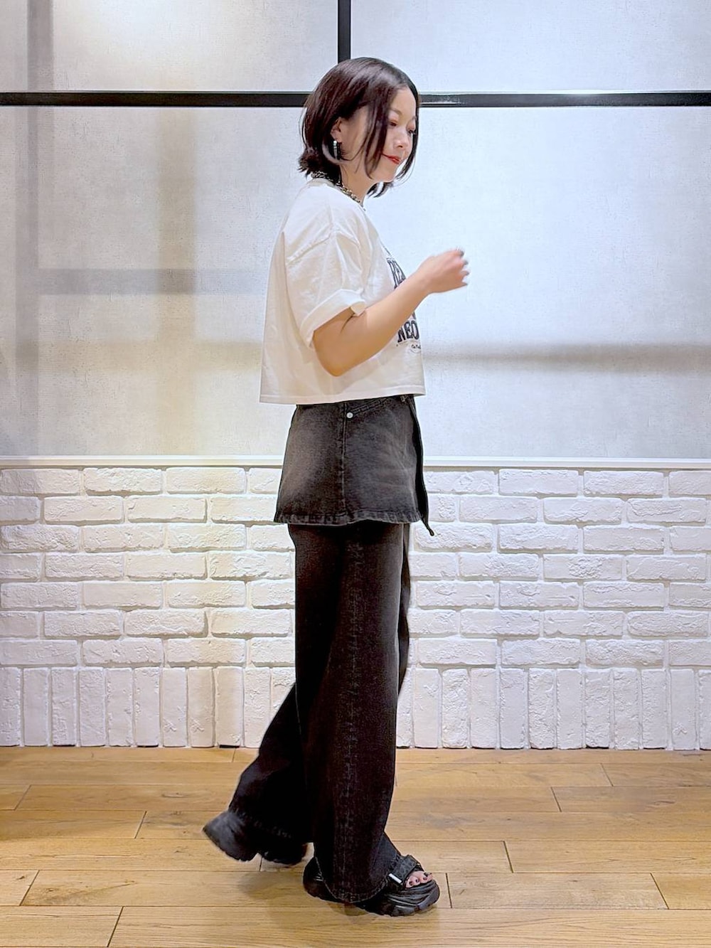 ブラック系のデニムパンツ、シルバー系のショルダーバッグ、ブラック系のサンダルを着用したレディースの夏コーディネートの6枚目の写真