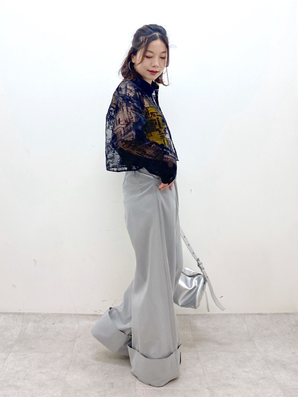 グレー系のその他パンツ、シルバー系のショルダーバッグ、ブラック系のサンダルを着用したレディースの夏コーディネートの8枚目の写真