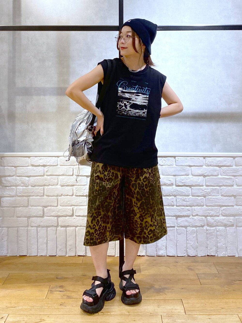 ブラック系のサンダル、シルバー系のバックパック/リュック、その他のその他パンツを着用したレディースの夏コーディネートの8枚目の写真