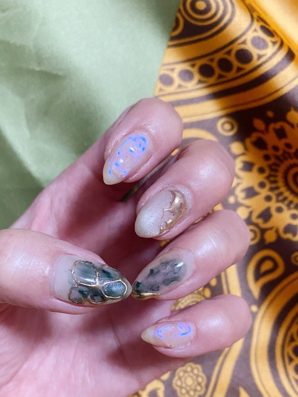 オレンジ系のバンダナ/スカーフを着用したレディースの夏コーディネートの2枚目の写真