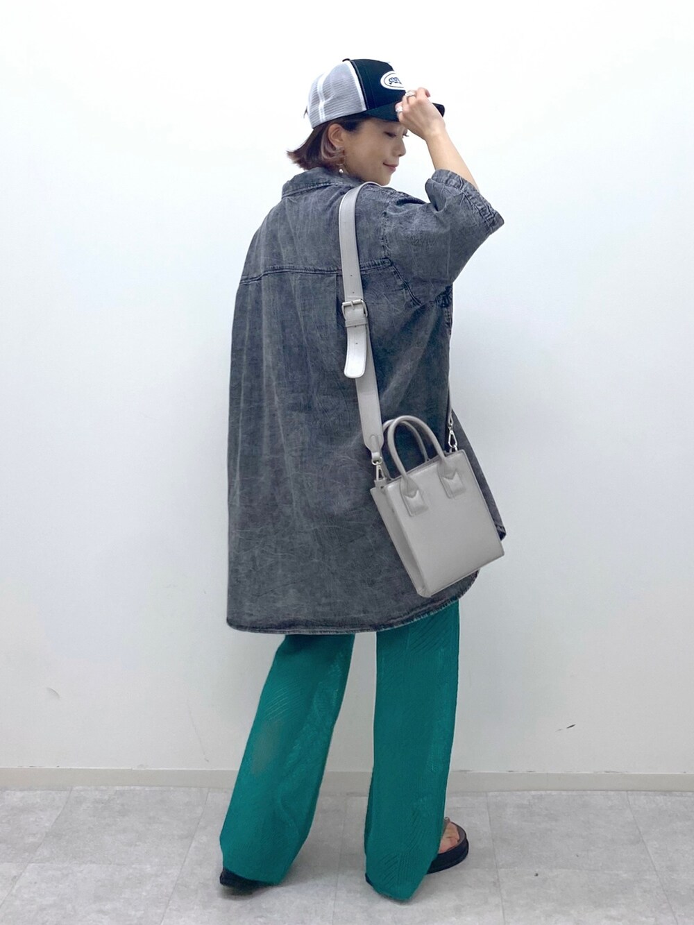 ブルー系のその他パンツ、その他のサンダル、ブラック系のシャツ/ブラウスを着用したレディースの夏コーディネートの3枚目の写真