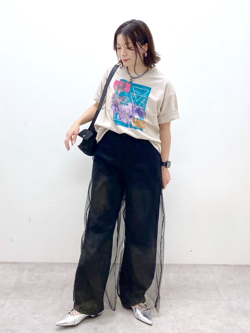 ベージュ系のTシャツ/カットソー、ブラック系のその他パンツ、ブラック系のデニムパンツを着用したレディースの夏コーディネートの5枚目の写真