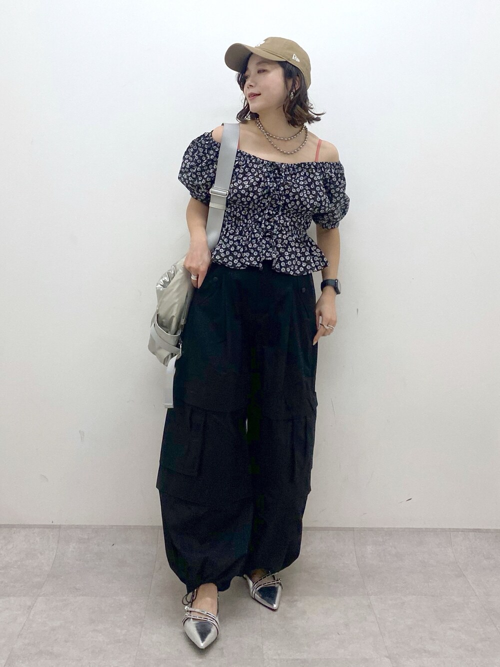 ブラック系のその他パンツ、シルバー系のショルダーバッグ、シルバー系のパンプスを着用したレディースの夏コーディネートの4枚目の写真