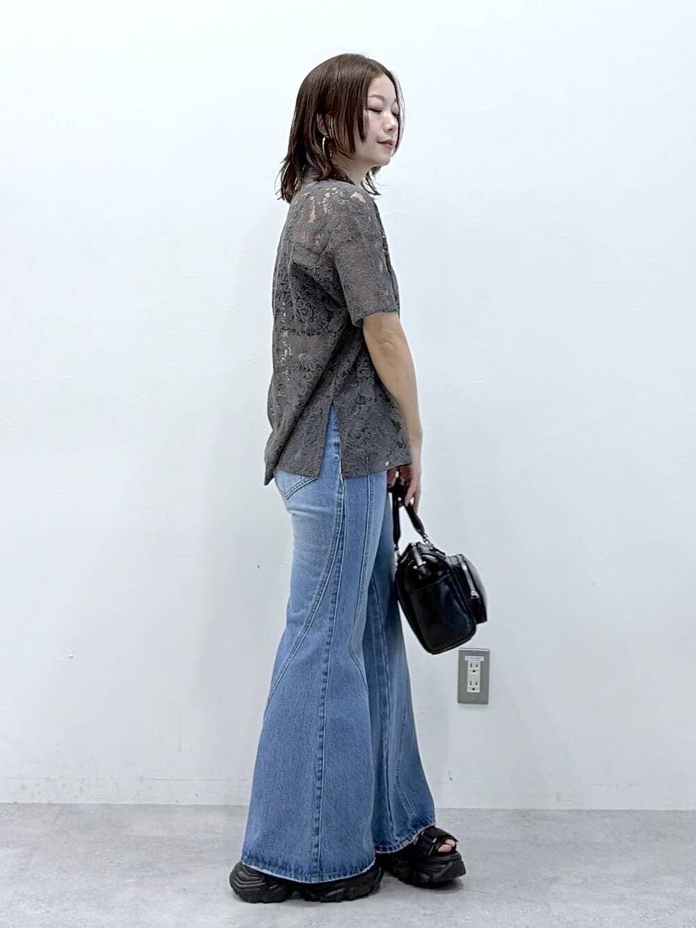 グレー系のシャツ/ブラウス、ブラック系のショルダーバッグ、ブラック系のベルトを着用したレディースの春コーディネートの7枚目の写真