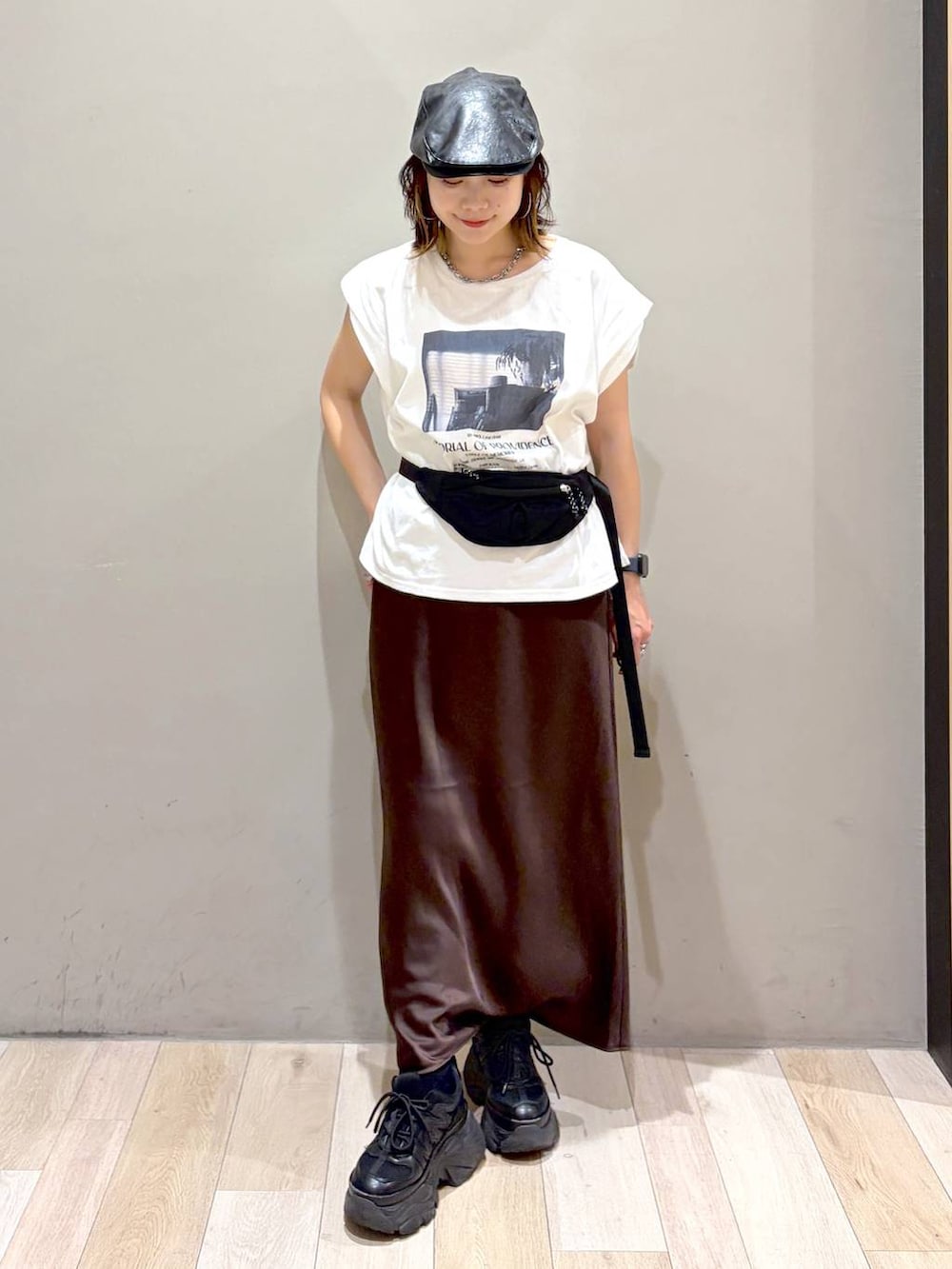 ブルー系のシャツ/ブラウス、ブラウン系のスカート、ブラック系のスニーカーを着用したレディースの夏コーディネートの5枚目の写真