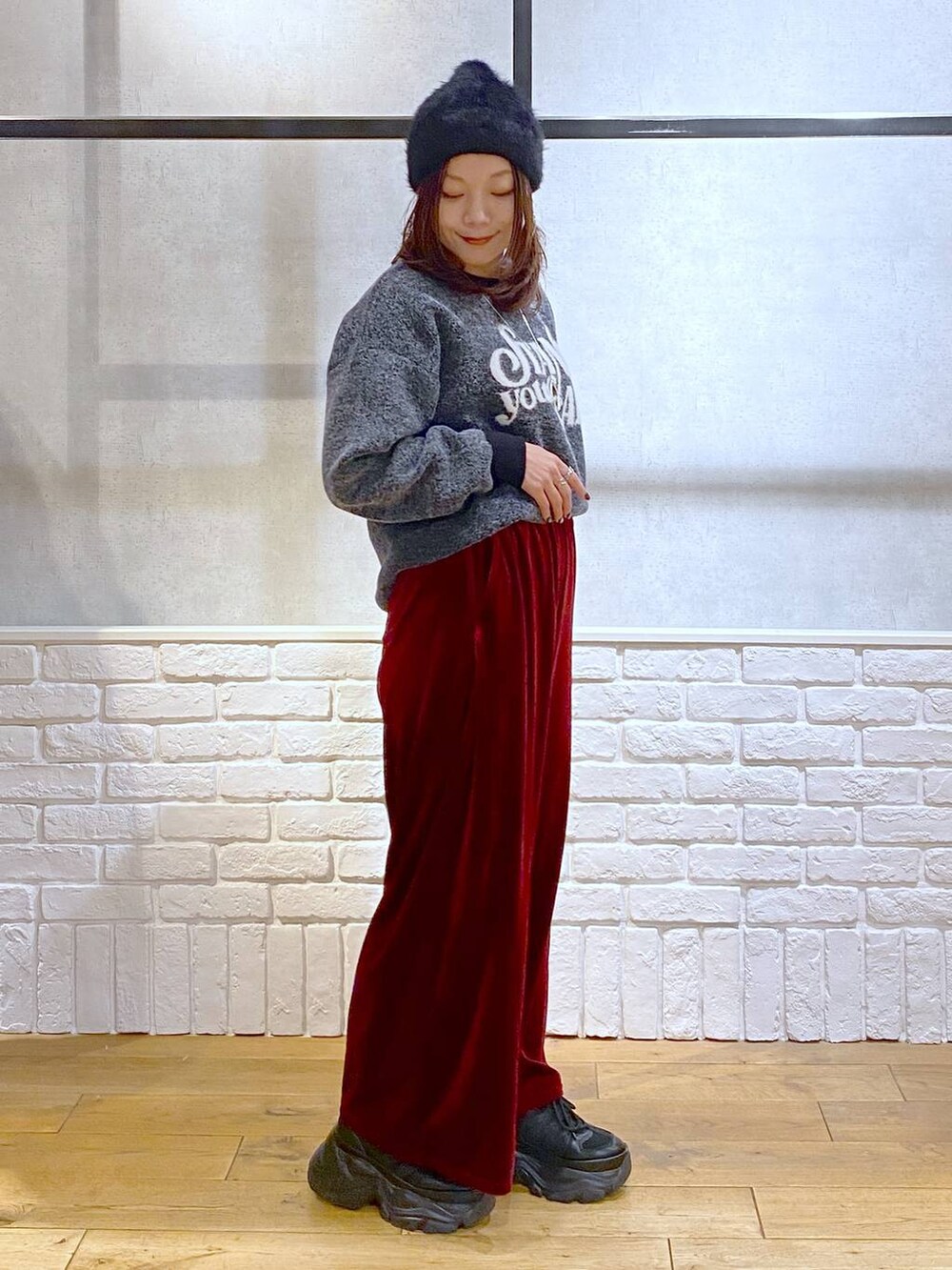 ブラック系のスニーカー、レッド系のその他パンツ、レッド系のその他パンツを着用したレディースの秋コーディネートの5枚目の写真