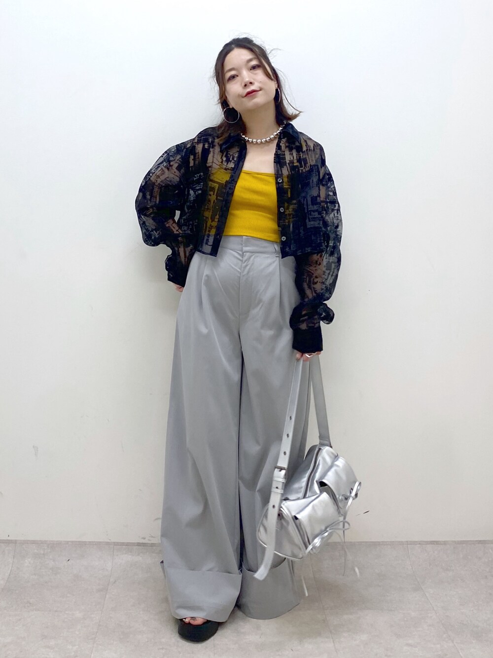 グレー系のその他パンツ、シルバー系のショルダーバッグ、ブラック系のサンダルを着用したレディースの夏コーディネートの4枚目の写真