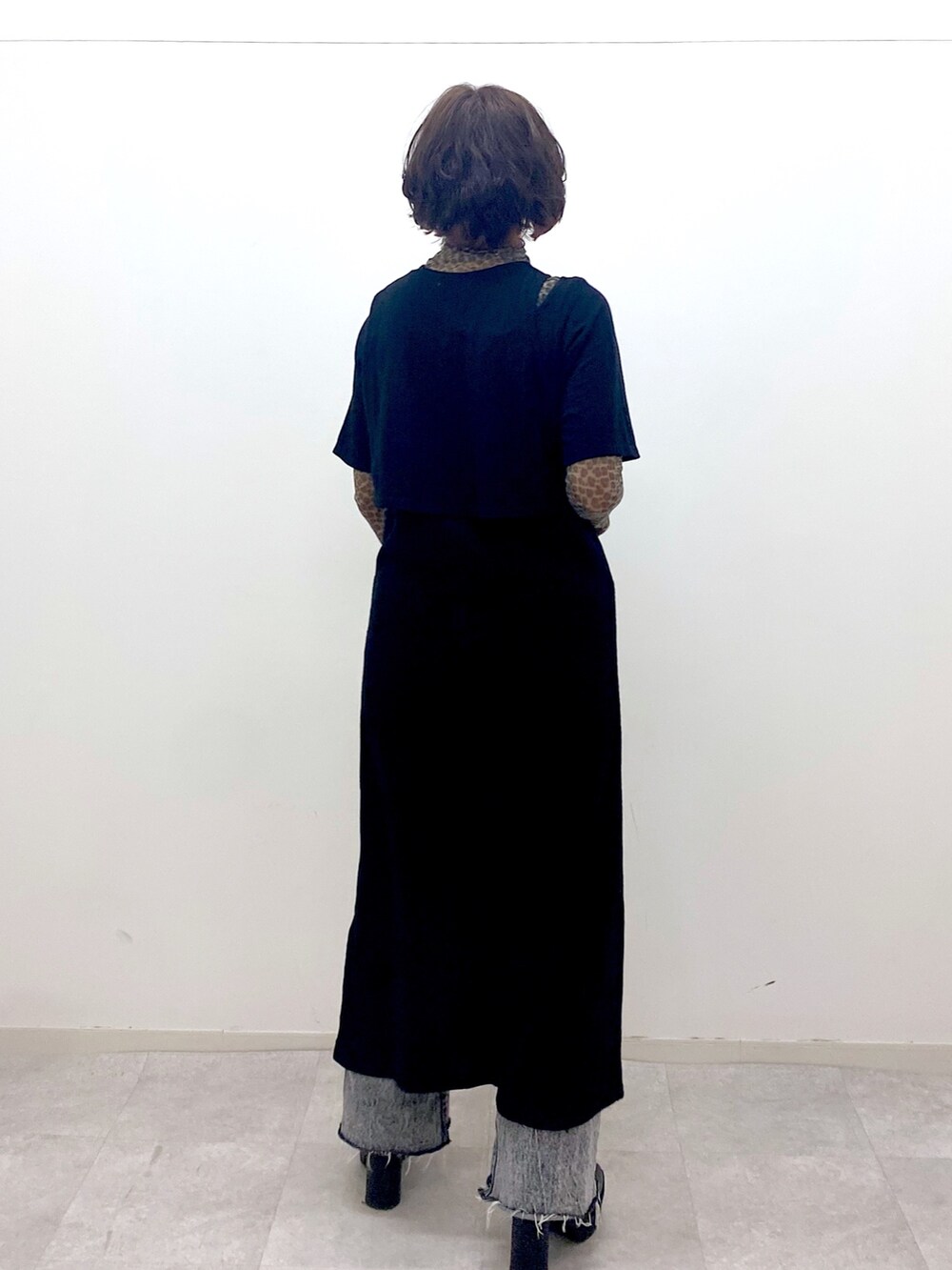ブラック系のワンピース、その他のその他トップス、ブラック系のデニムパンツを着用したレディースの秋コーディネートの4枚目の写真