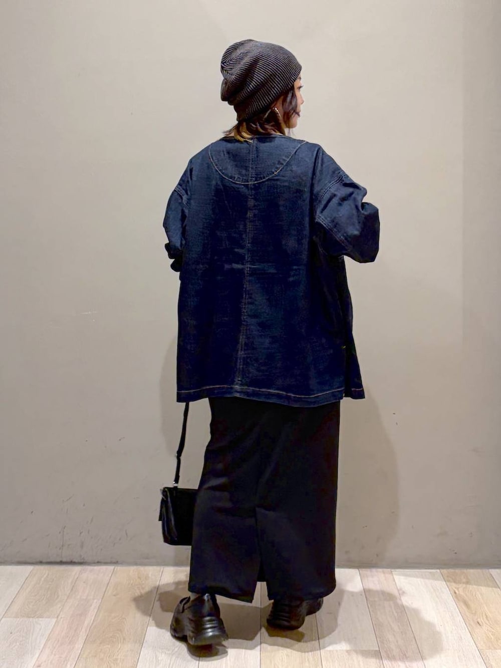 ブラック系のローファー、ブルー系のシャツ/ブラウス、ピンク系のTシャツ/カットソーを着用したレディースの夏コーディネートの7枚目の写真