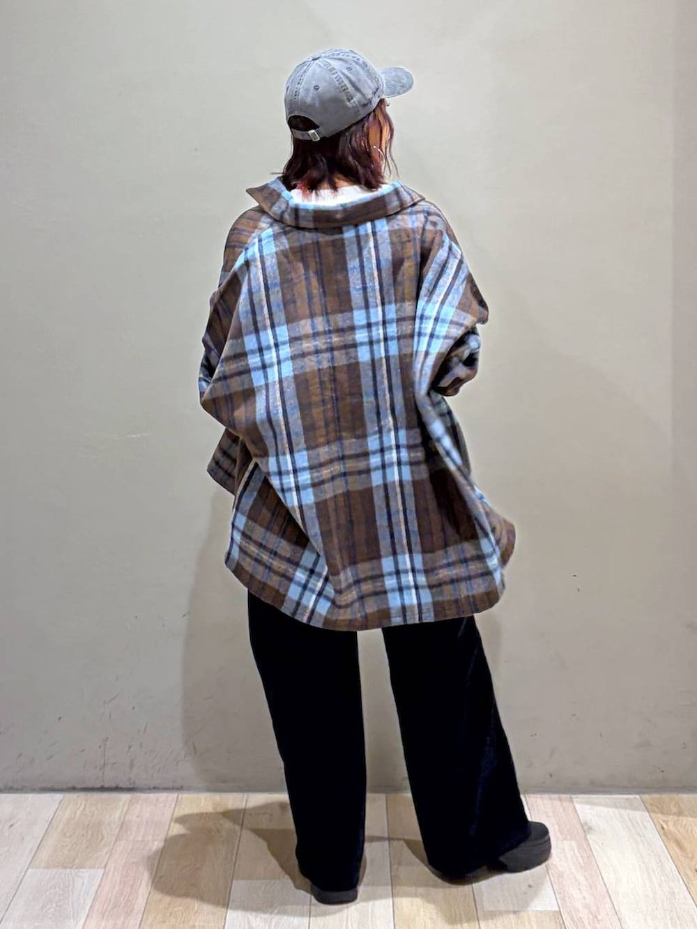 ブルー系のその他パンツ、ブラック系のブーツ、ホワイト系のTシャツ/カットソーを着用したレディースの秋コーディネートの6枚目の写真