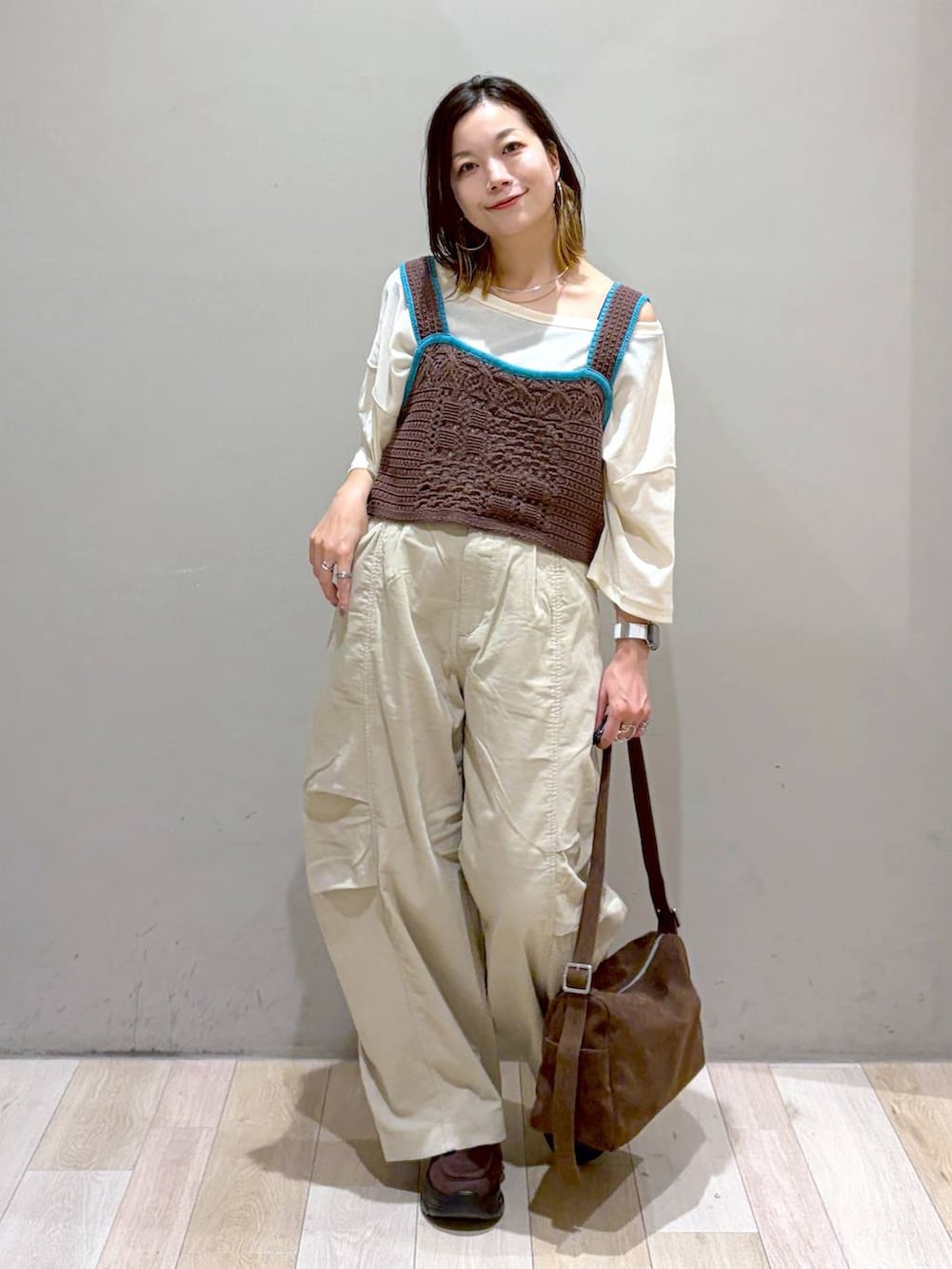 ブラウン系のローファー、ベージュ系のその他パンツ、ブラウン系のショルダーバッグを着用したレディースの秋コーディネートの9枚目の写真